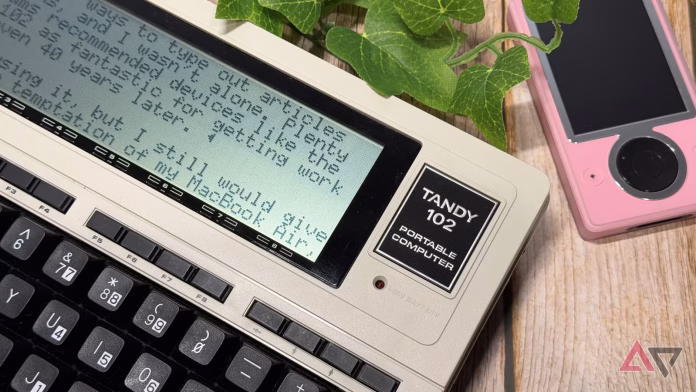 Χρησιμοποίησα έναν φορητό υπολογιστή 40 ετών και άλλαξε τον τρόπο που βλέπω την τεχνολογία το 2026