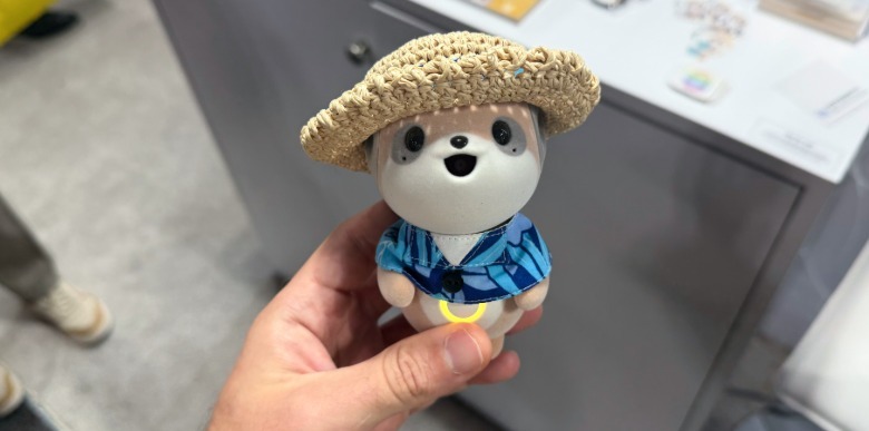 Φιγούρα συντρόφου Poketomo AI στο χέρι