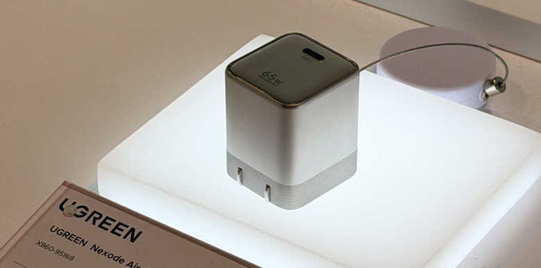 Φορτιστής UGreen 65W GaN στην οθόνη