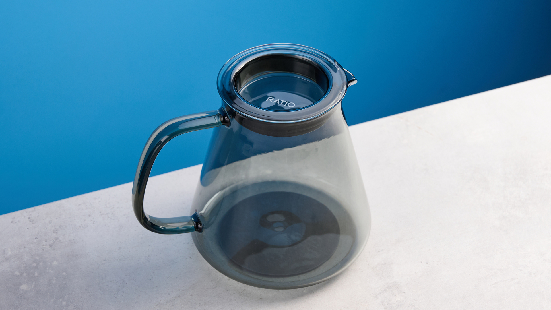 η αναλογία τεσσάρων καφετιέρα φωτογραφημένη σε φόντο μπλε οδηγό Tom's