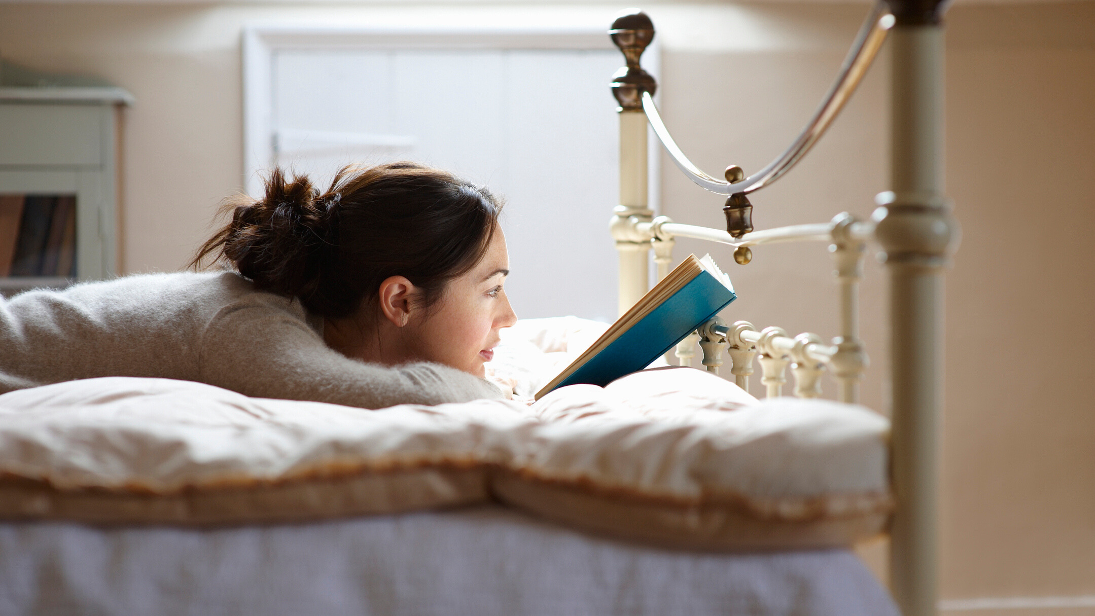 Γυναίκα που διαβάζει στο κρεβάτι