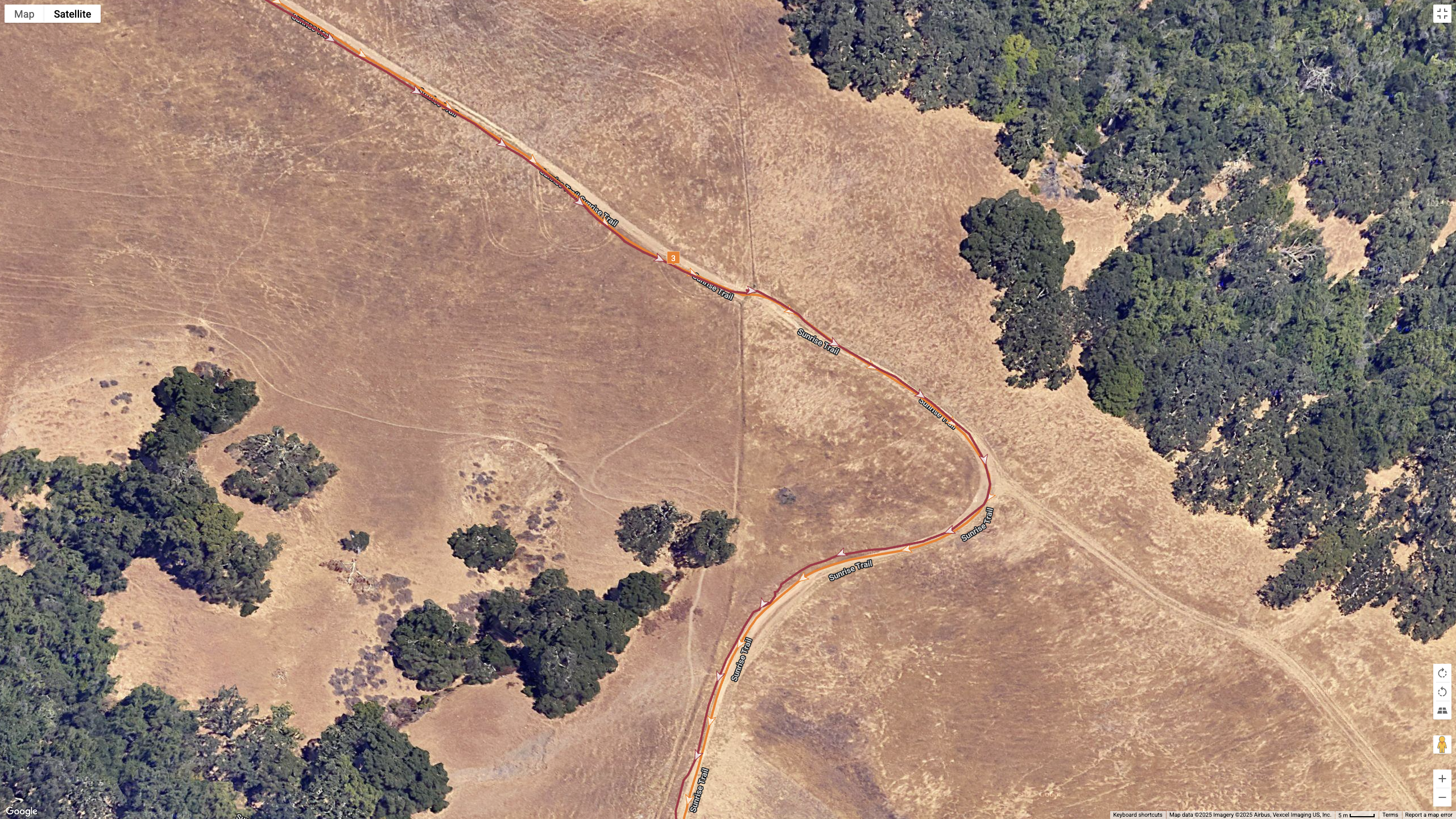 A satellite map showing how the GPS lines for the COROS NOMAD (orange) and Garmin Forerunner 970 (red) compare during a hike.