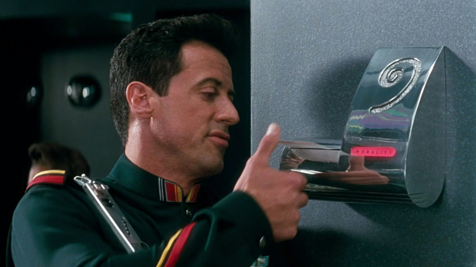 Η ταινία επιστημονικής φαντασίας του Σιλβέστερ Σταλόνε της δεκαετίας του ’90 προέβλεψε το μέλλον με τρομακτική ακρίβεια