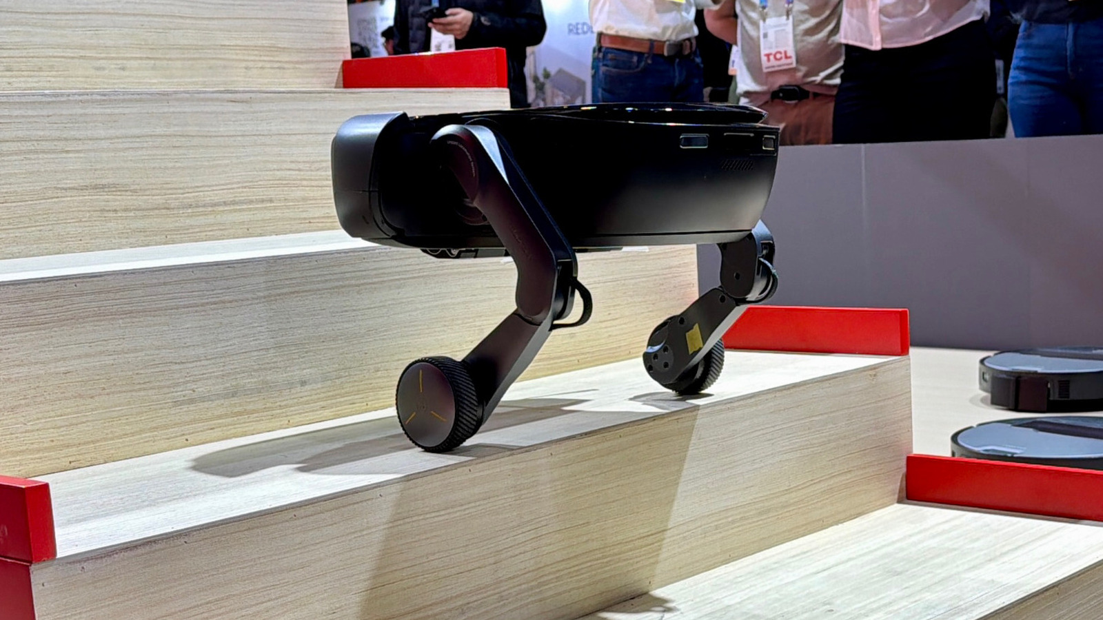 Οι τελευταίες σκούπες ρομπότ της Roborock κάνουν περισσότερα από το να ανεβαίνουν σκάλες