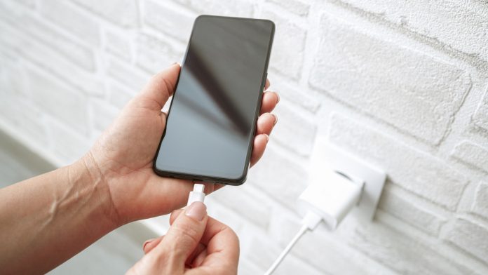 Πώς να καταλάβετε εάν το καλώδιο USB σας μπορεί να φορτίσει γρήγορα