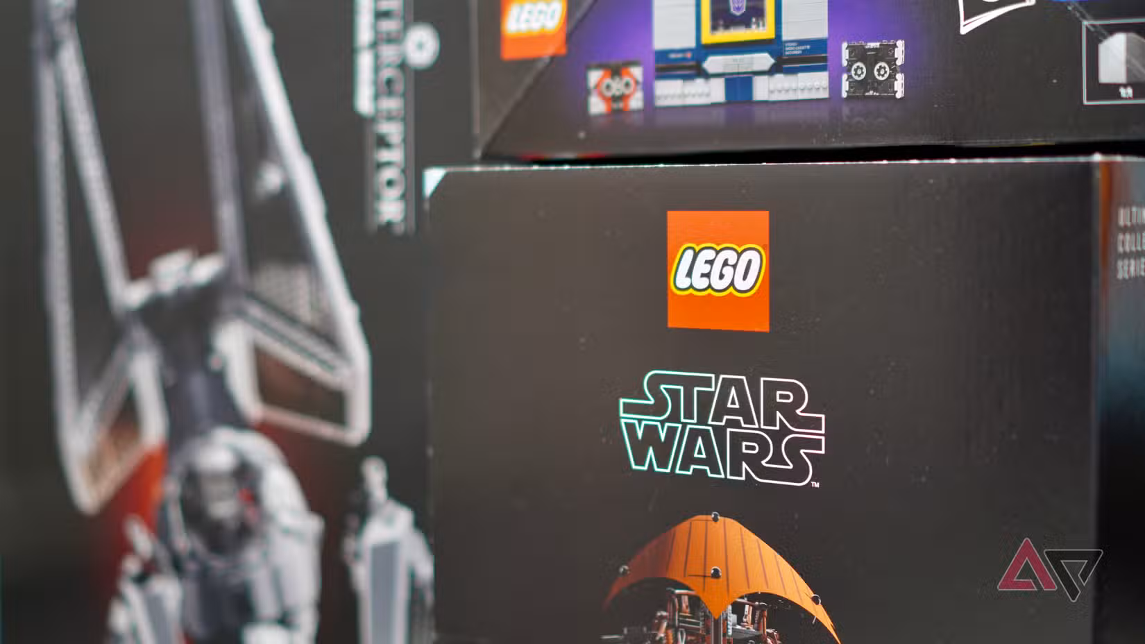 Κουτιά Lego, που δείχνουν το λογότυπο της μάρκας