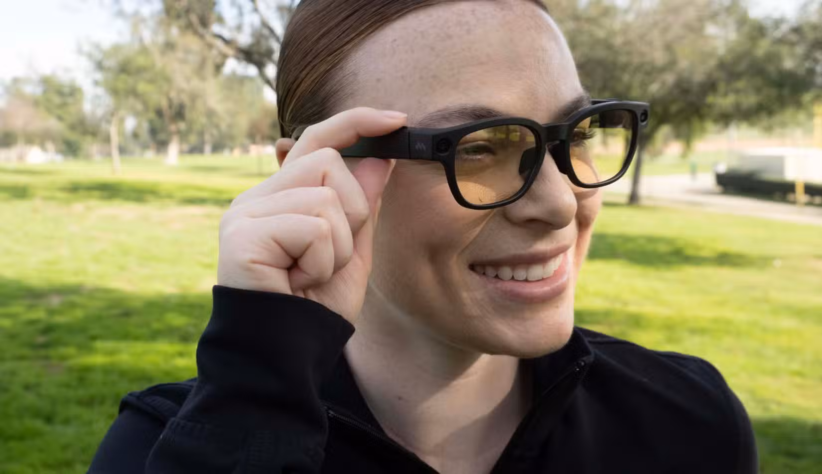 Ένα άτομο που φορά τα έξυπνα γυαλιά Mentra Live