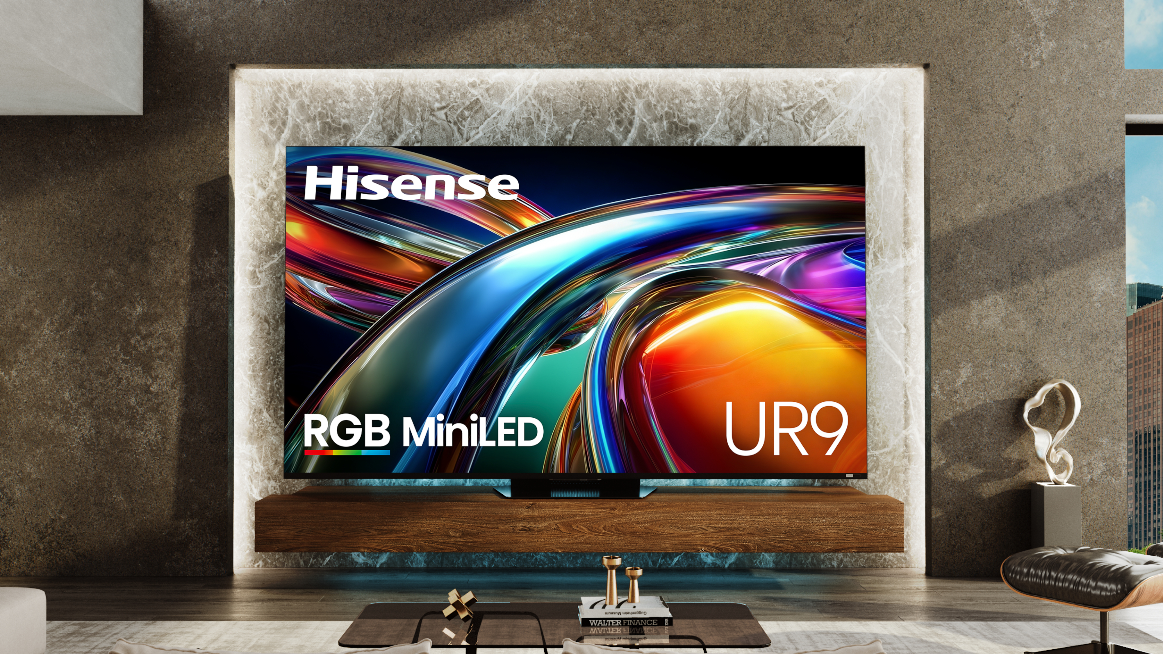 Η τηλεόραση Hisense UR9 RGB Mini-LED εμφανίζει πολύχρωμες, αφηρημένες εικόνες σε ένα μοντέρνο περιβάλλον που μοιάζει με σαλόνι.