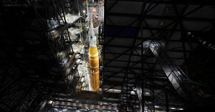 Ο ισχυρότερος πύραυλος στην ιστορία έφτασε στην εξέδρα εκτόξευσης