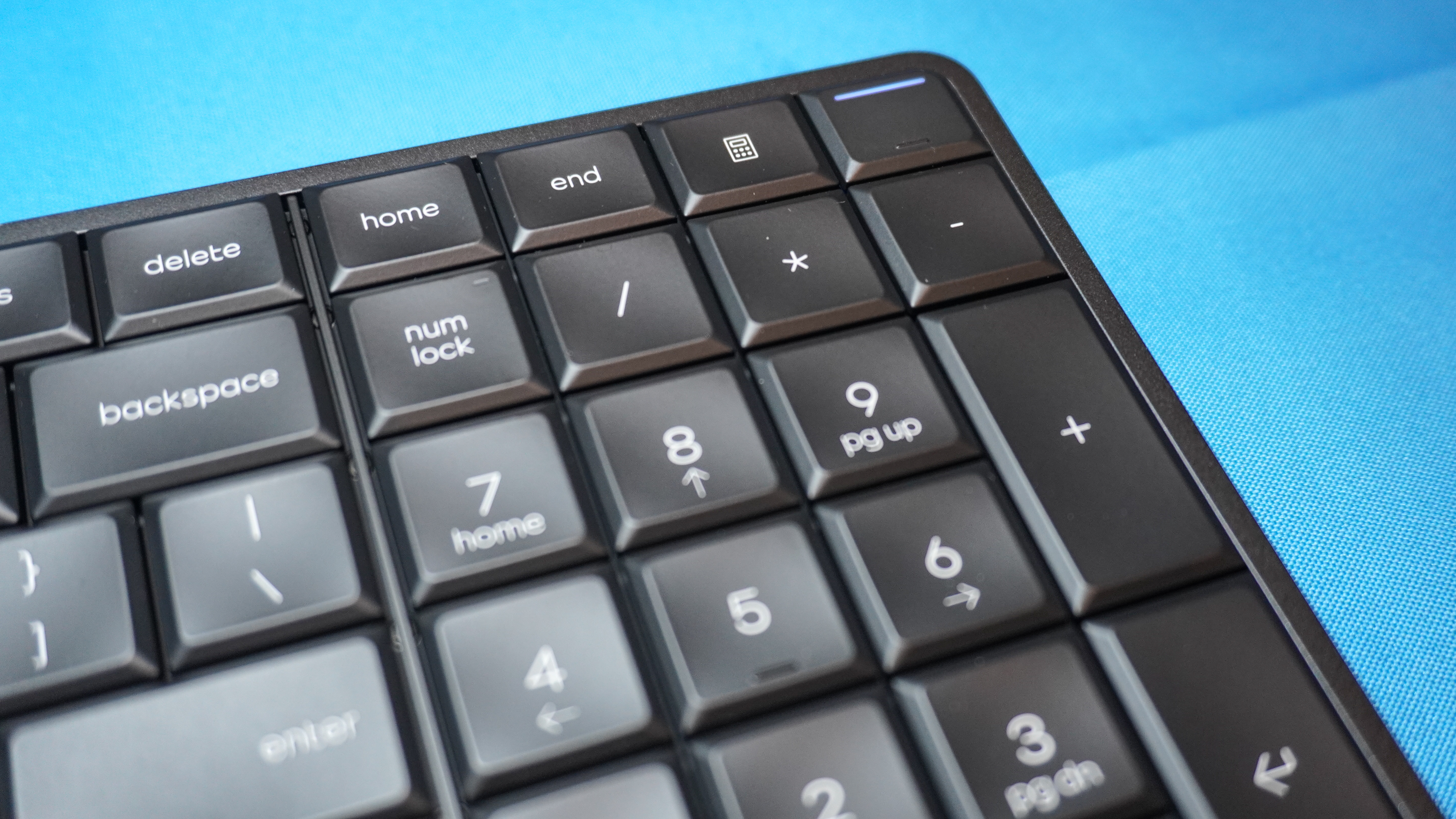 Μια κοντινή λήψη που δείχνει το numpad και το κουμπί λειτουργίας του πληκτρολογίου HP EliteBoard G1a-PC
