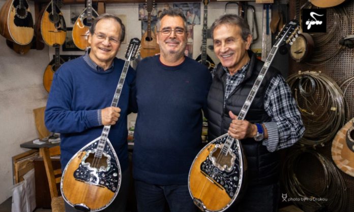 Το πολύ καλό όργανο αργεί να γίνει… Ο Χρήστος Νικολόπουλος & ο Γιώργος Νταλάρας παρέλαβαν τα νέα τους μπουζούκια από το οργανοποιείο του Βαρλά