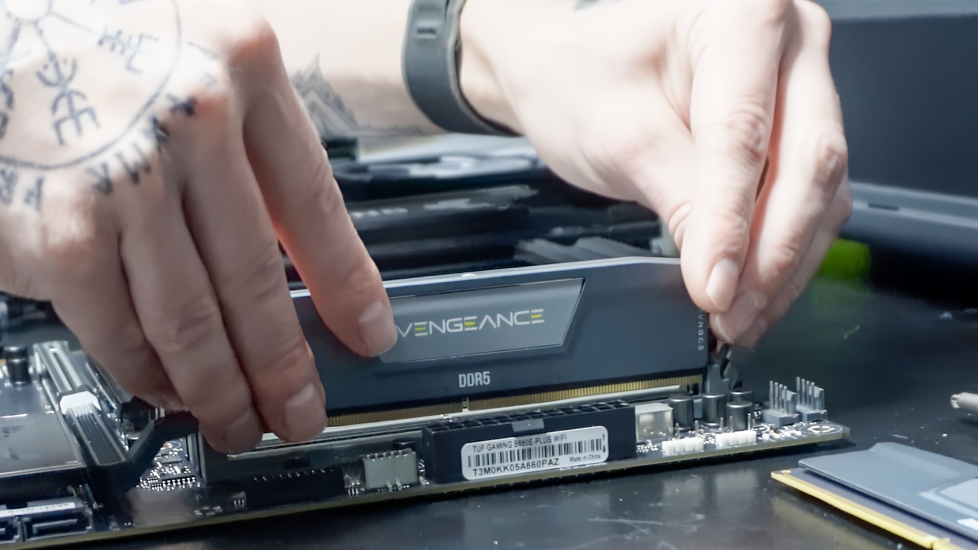 «Αυτή η νέα στρατηγική RAM Rationing του 2026 θα φέρει συγκλονιστικές εκπλήξεις για την Google και την Apple — Ανακάλυψε γιατί!»