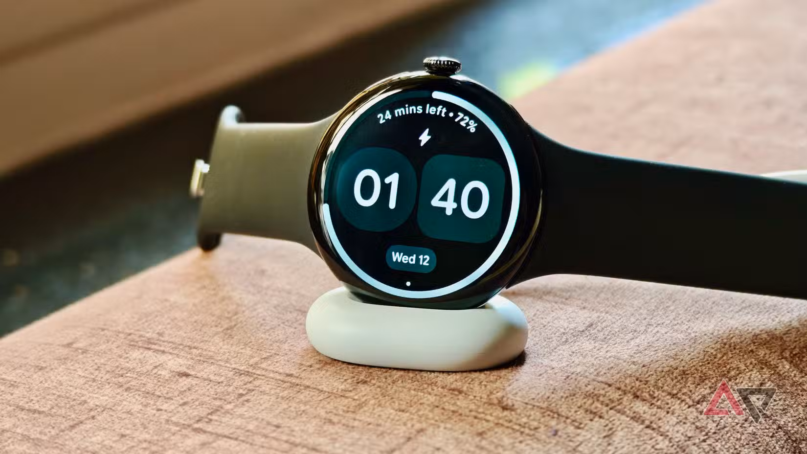Το Google Pixel Watch 4 στο κουτί φόρτισής του
