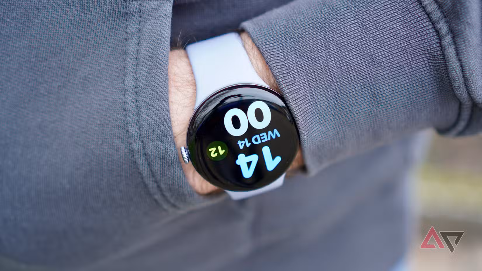 Ένα άτομο που φορά το Google Pixel Watch 4