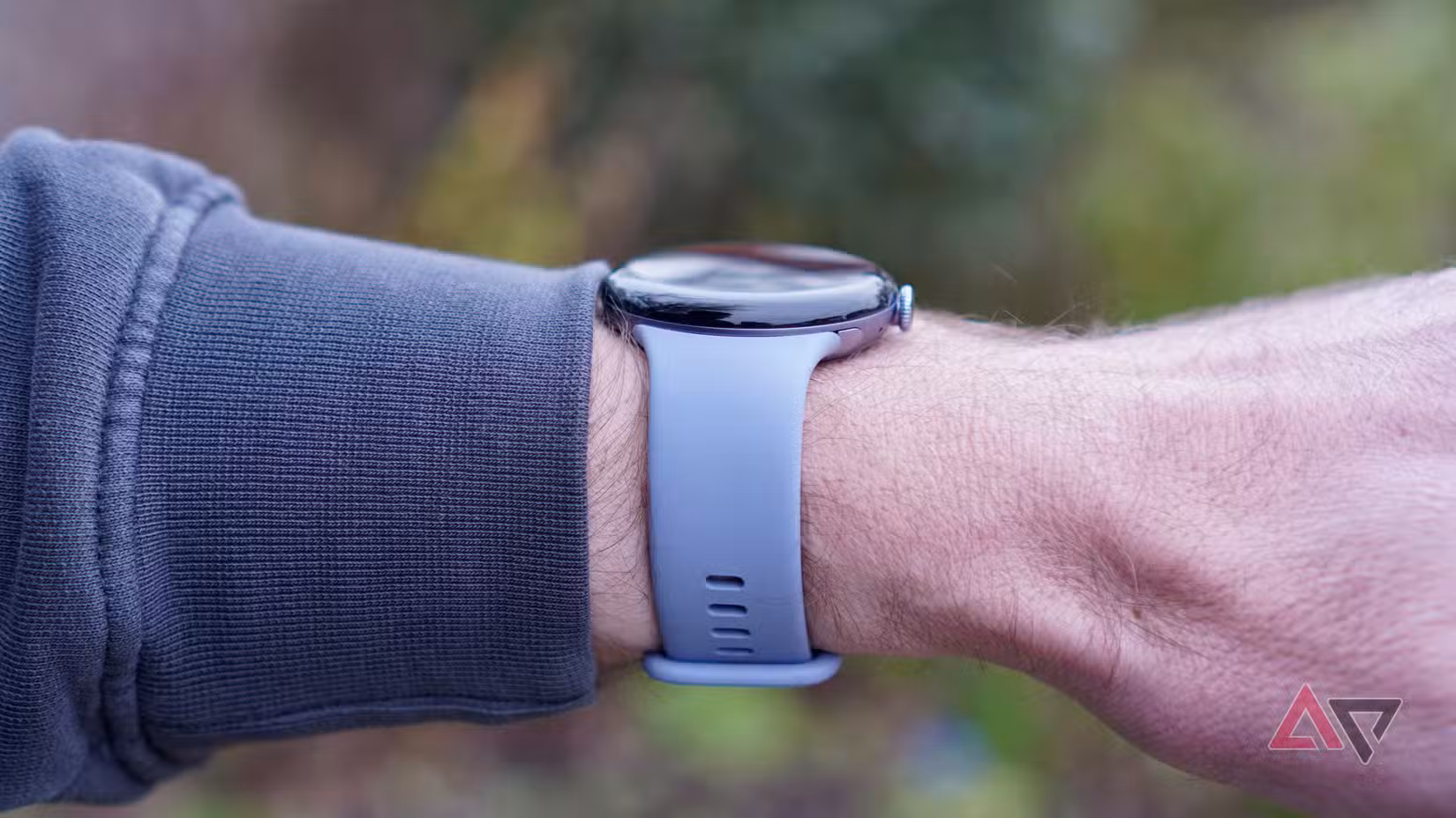 Ένα άτομο που φορά το Google Pixel Watch 4