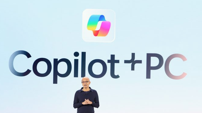 Copilot Plus slide με τον Satya Nadella να στέκεται μπροστά του στη σκηνή στο Build 2024