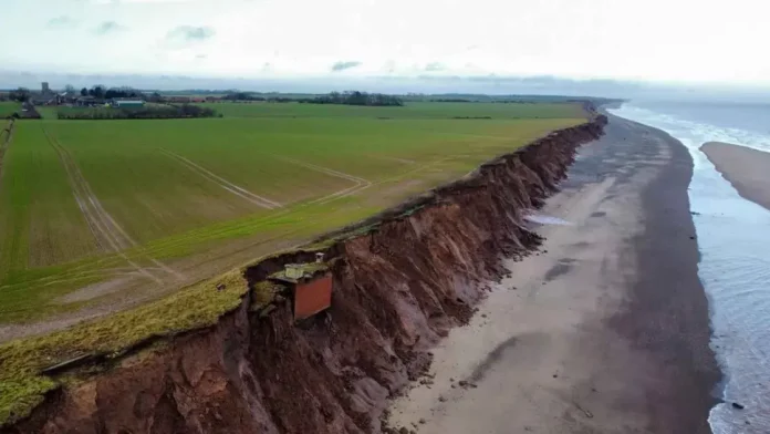 Πυρηνικό καταφύγιο του Ψυχρού Πολέμου μετρά αντίστροφα πριν χαθεί στη θάλασσα (ΕΙΚΟΝΕΣ)