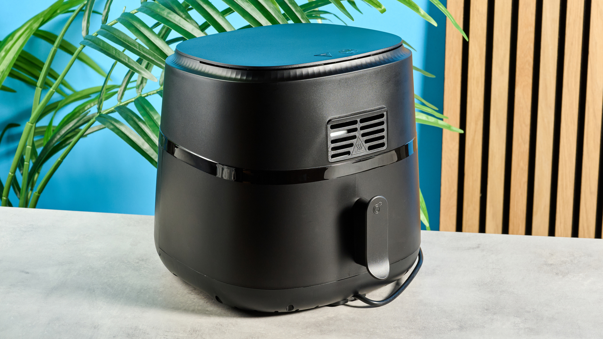 Μαύρη φριτέζα αέρα της σειράς Phillips 2000 με καλάθι 6,6 και παράθυρο, σχάρα vortex για κυκλοφορία αέρα, 13 προκαθορισμένες λειτουργίες και οθόνη led για ρυθμίσεις χρονισμού και θερμότητας