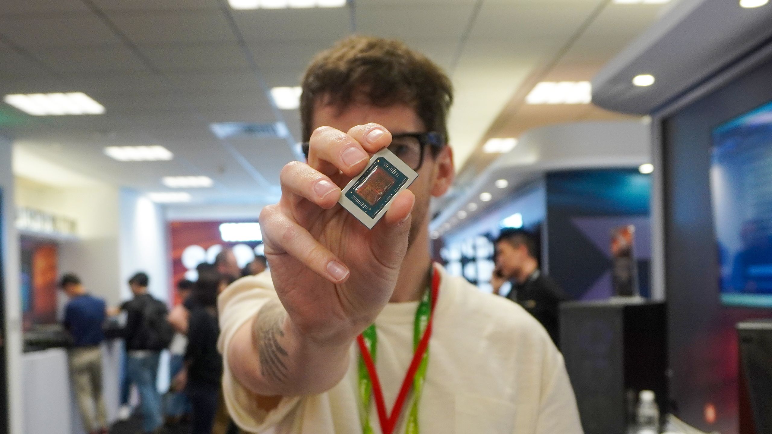 «Η σειρά AMD Ryzen AI 400 υπόσχεται να εξαλείψει το άγχος φόρτισης — Ανακαλύψτε πώς επιτυγχάνει 1,7 φορές υψηλότερη απόδοση χωρίς πρίζα!»