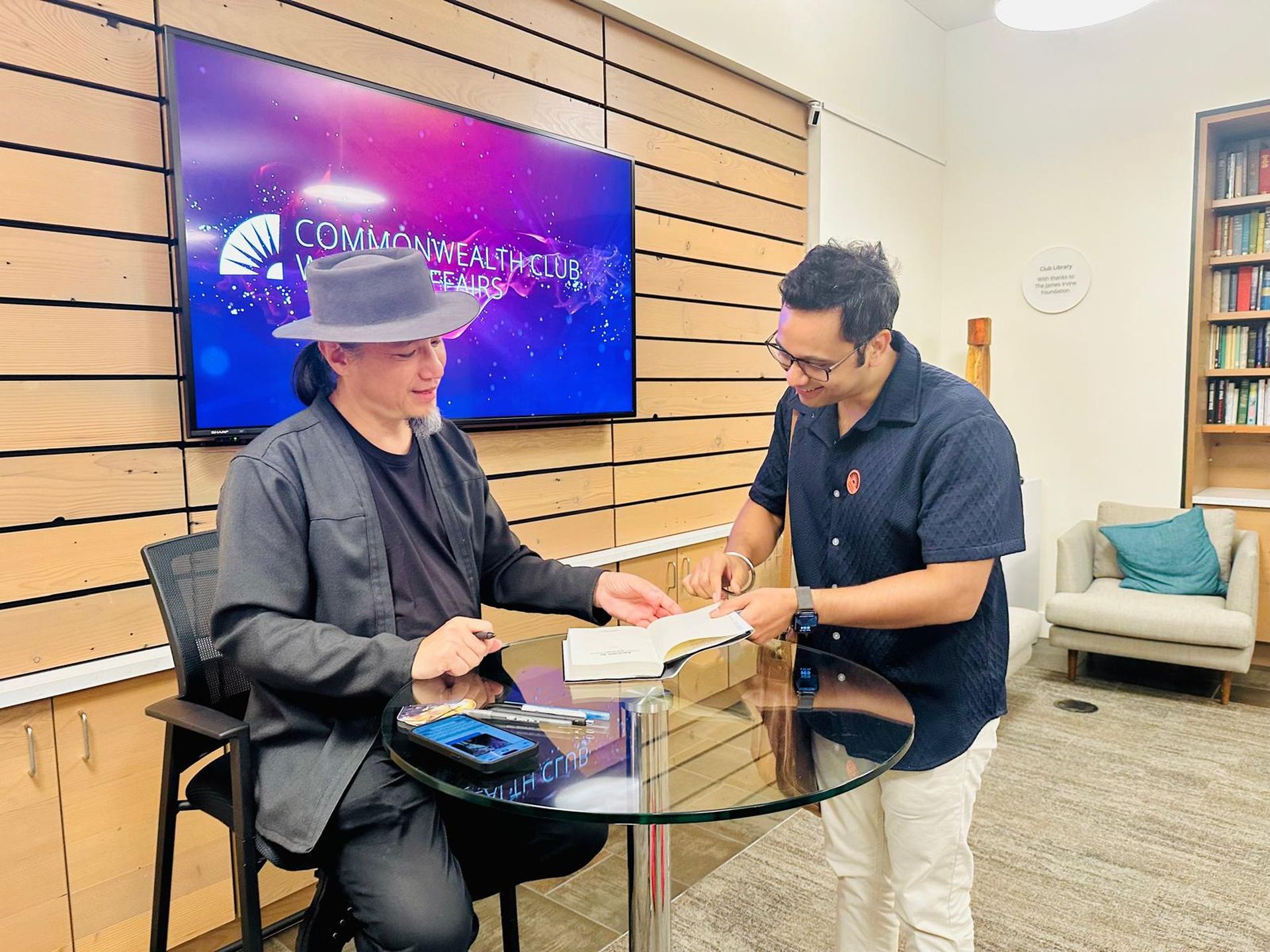 Η ήσυχη διαδρομή του Satish Bhambri από την τεχνητή νοημοσύνη στην κβαντική και αστροφυσική έρευνα στον παγκόσμιο αντίκτυπο των επιχειρήσεων 2 Satish με τον καθηγητή De Kai σε μια εκδήλωση