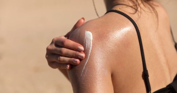 Τέλος στα χημικά αντηλιακά; Η φυσική λύση που βρέθηκε στα καυτά νερά της Ταϊλάνδης