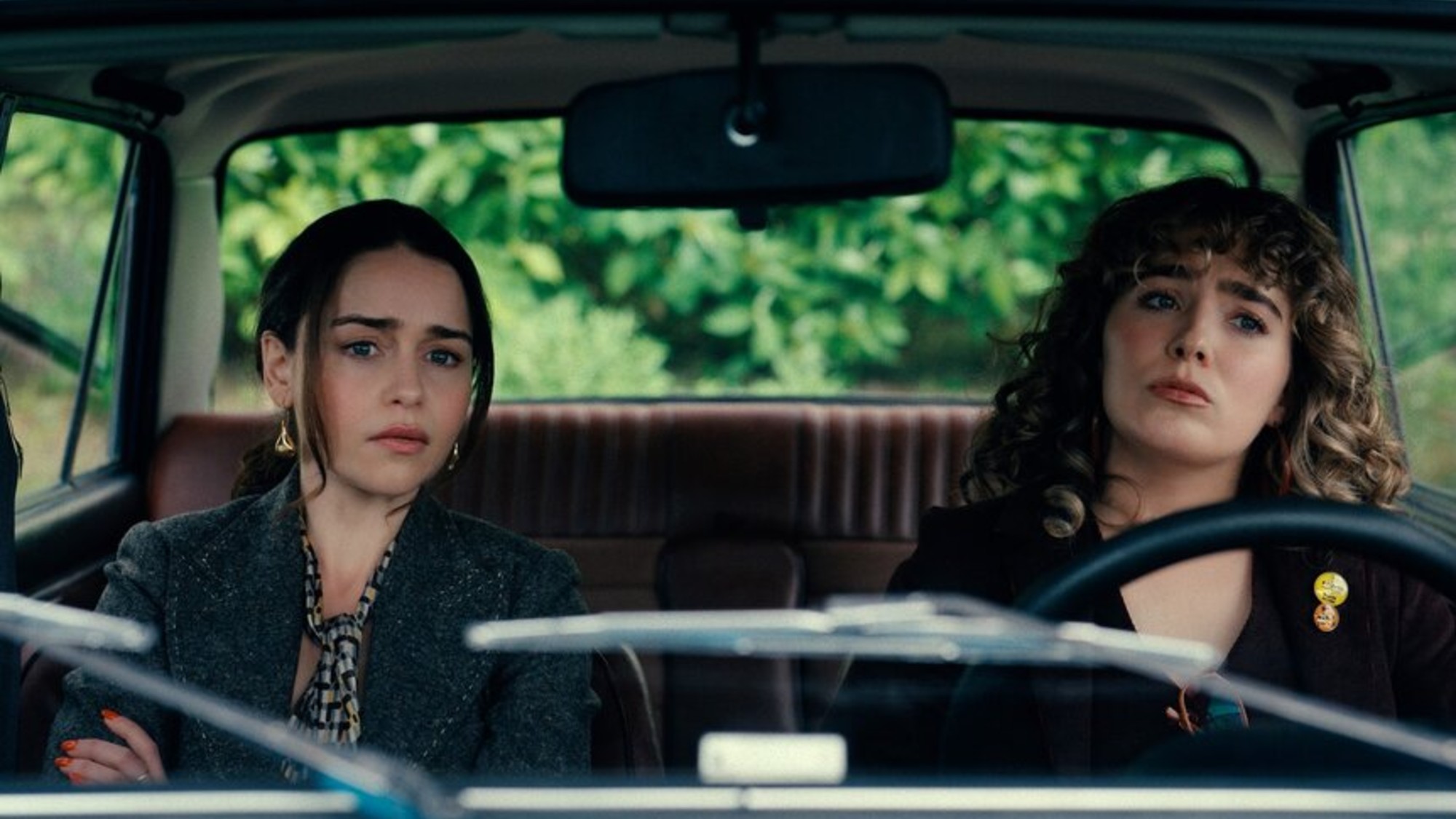 Η Bea (Emilia Clarke) και η Twila (Haley Lu Richardson) εμφανίζονται στην 1η σεζόν των Ponies.