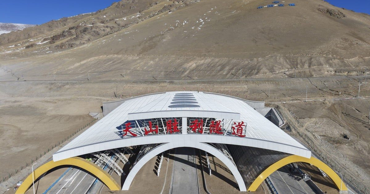 «Ανακαλύψτε το Απίστευτο Τούνελ των 22 χλμ. που “τρύπησε” τα Βουνά του Ουρανού στην Κίνα – Οι Αποστάσεις Πλέον Είναι Ιστορία!»