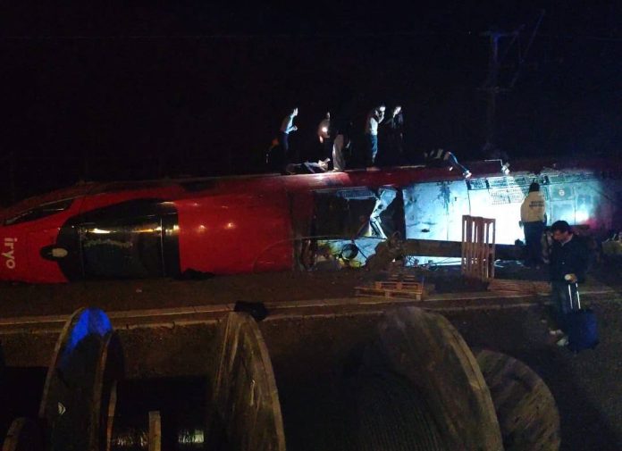 Iσπανία: Εκτροχιασμός και σύγκρουση τρένων – Φόβοι για νεκρούς και πολλούς τραυματίες -