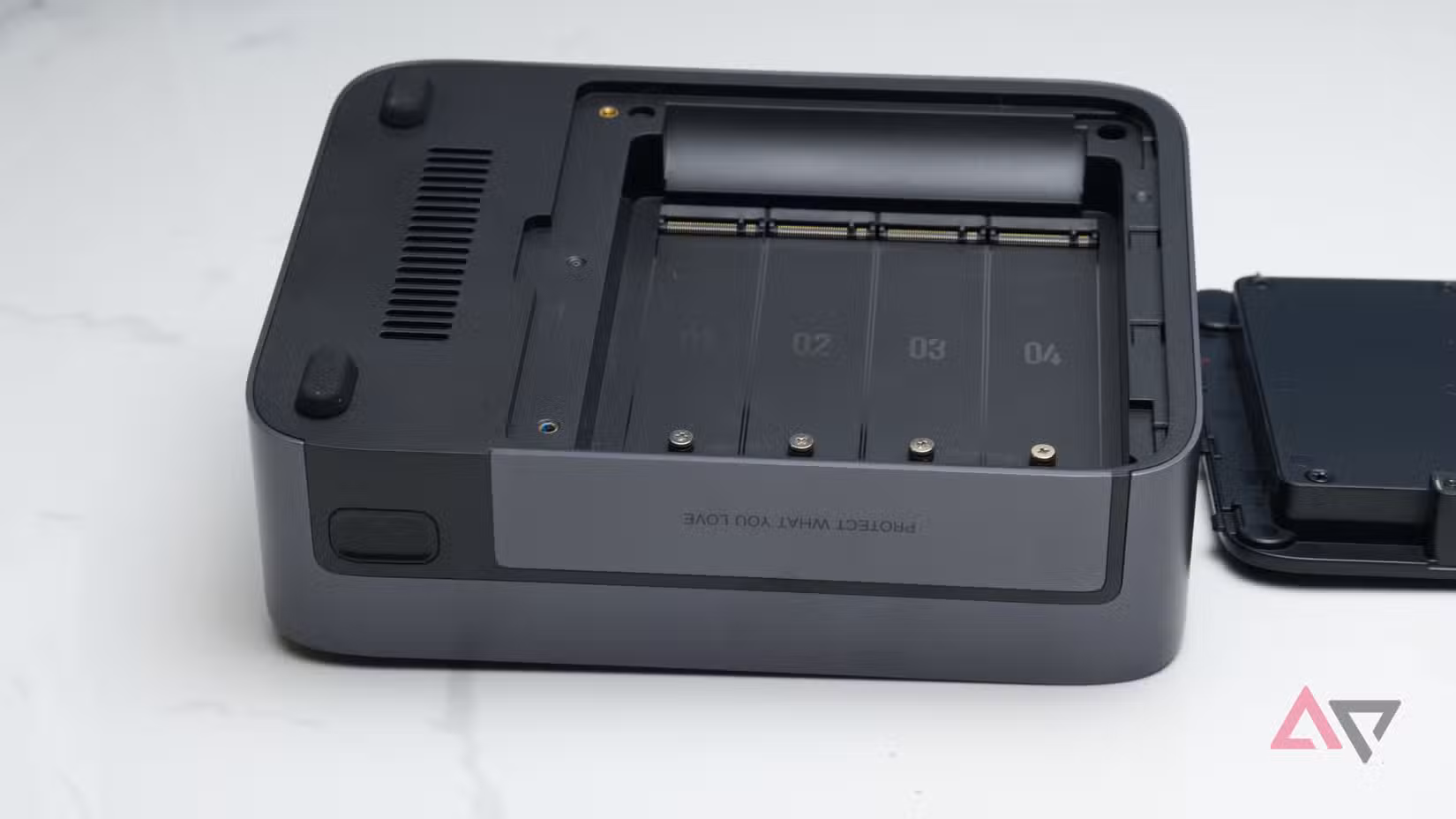 Ugreen NASync DXP480T Plus με εκτεθειμένες κενές θέσεις SSD