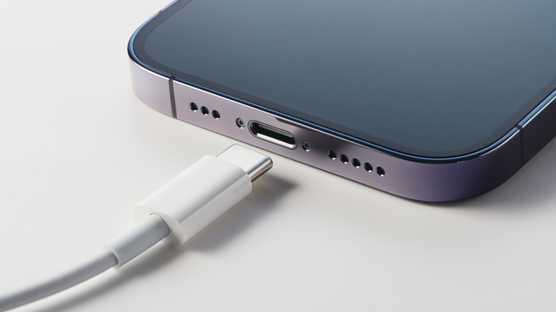 Κοντινό πλάνο της θύρας USB-C ενός iPhone.