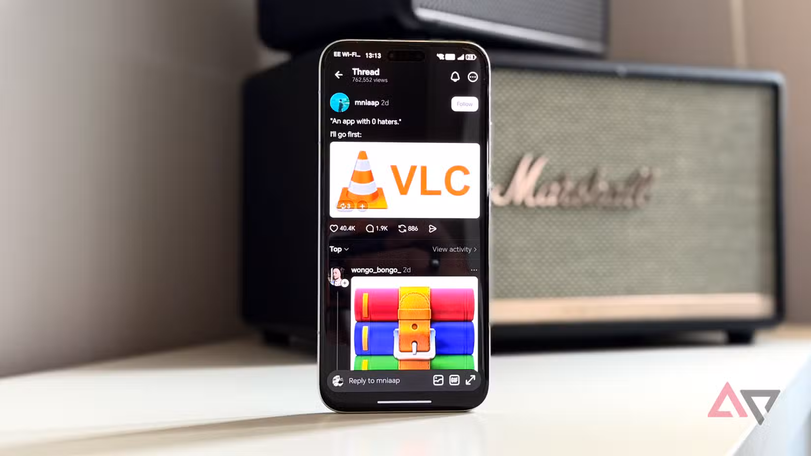 Ένα κοντινό πλάνο μιας ανάρτησης Threads σε μια οθόνη τηλεφώνου