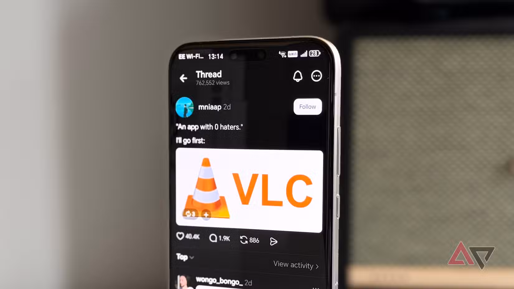 Ένα κοντινό πλάνο μιας ανάρτησης Threads σε μια οθόνη τηλεφώνου