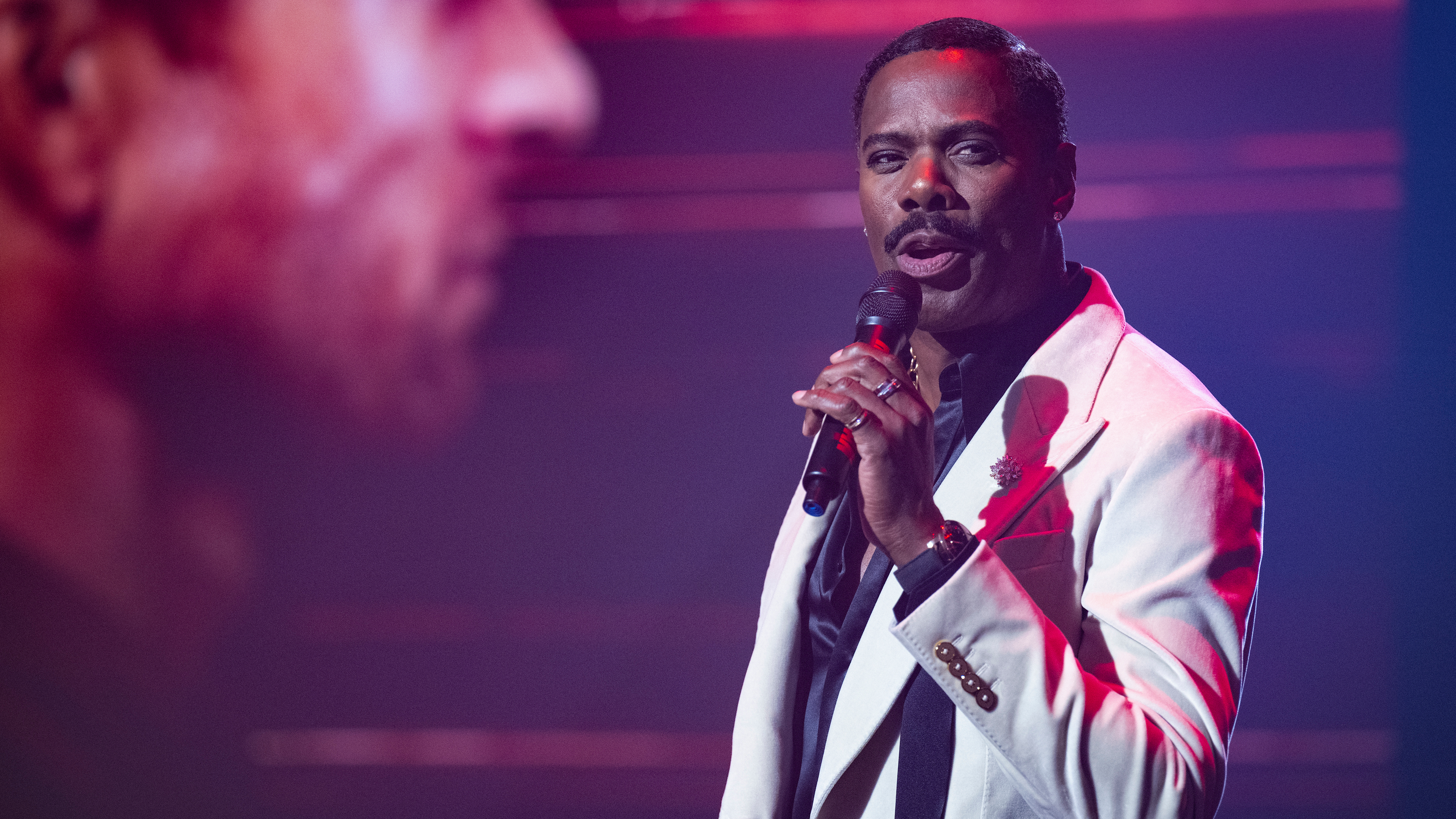 Ο Colman Domingo ως παρουσιαστής της εκπομπής Bobby T in "The Running Man"