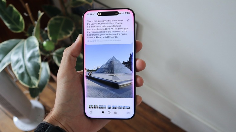 iPhone 16 Pro Max με iOS 26 και δείχνει το Apple Intelligence (τροφοδοτείται από το ChatGPT) σε δράση