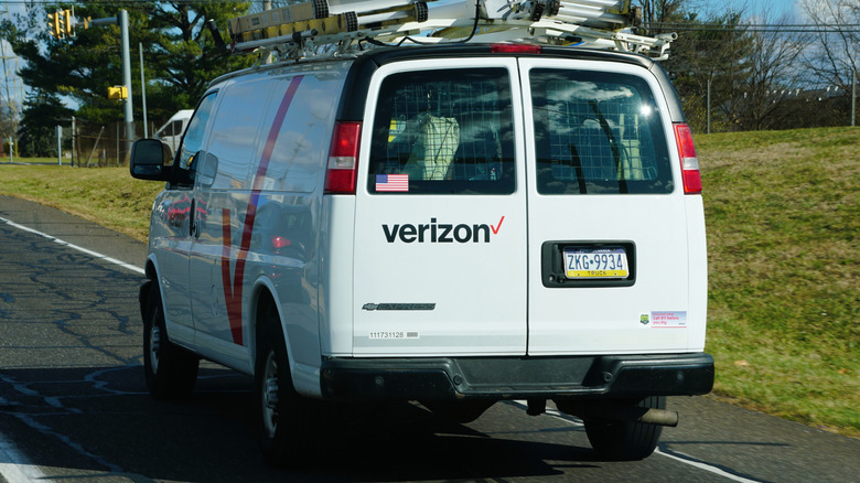 Φορτηγό Verizon και πράκτορας επιτόπιας υπηρεσίας στο δρόμο.