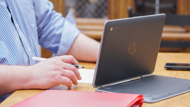 HP Chromebook σε υποστηριζόμενη διαμόρφωση στο τραπέζι.