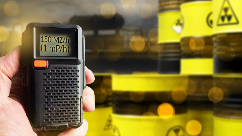 Μια συσκευή που χρησιμοποιείται για τη μέτρηση των ραδιενεργών εκπομπών από βαρέλια πυρηνικών αποβλήτων