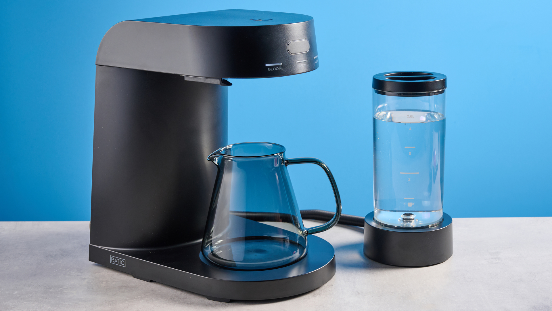 η αναλογία τεσσάρων καφετιέρα φωτογραφημένη σε φόντο μπλε οδηγό Tom's