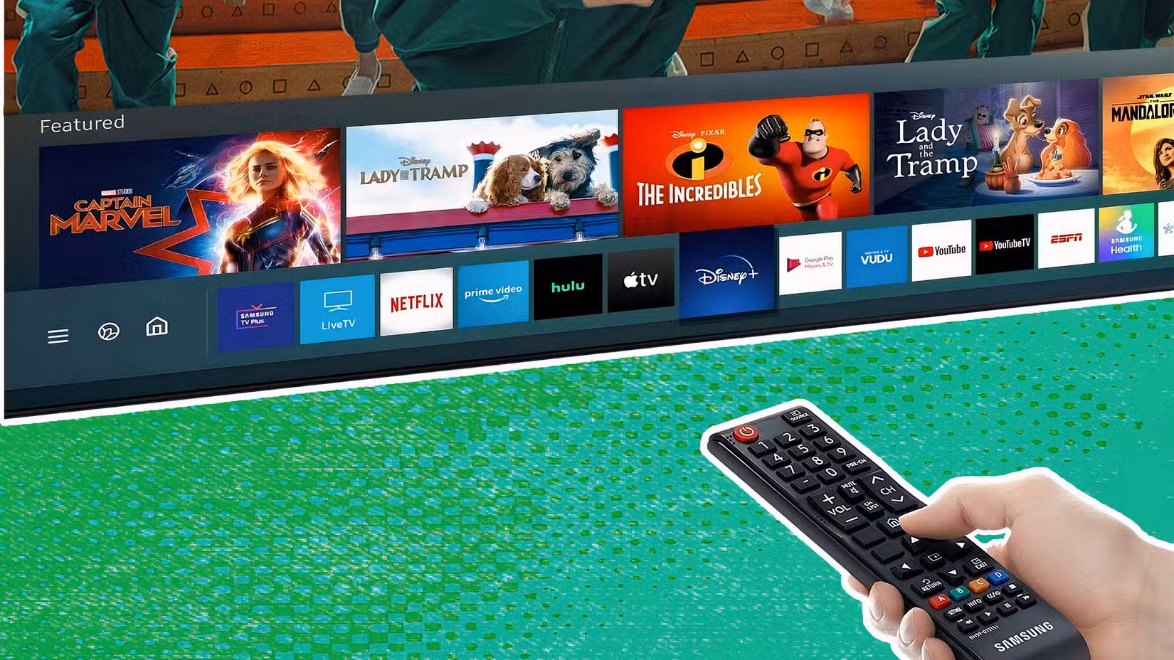 Το τηλεχειριστήριο τηλεόρασης Samsung δείχνει στην έξυπνη τηλεόραση