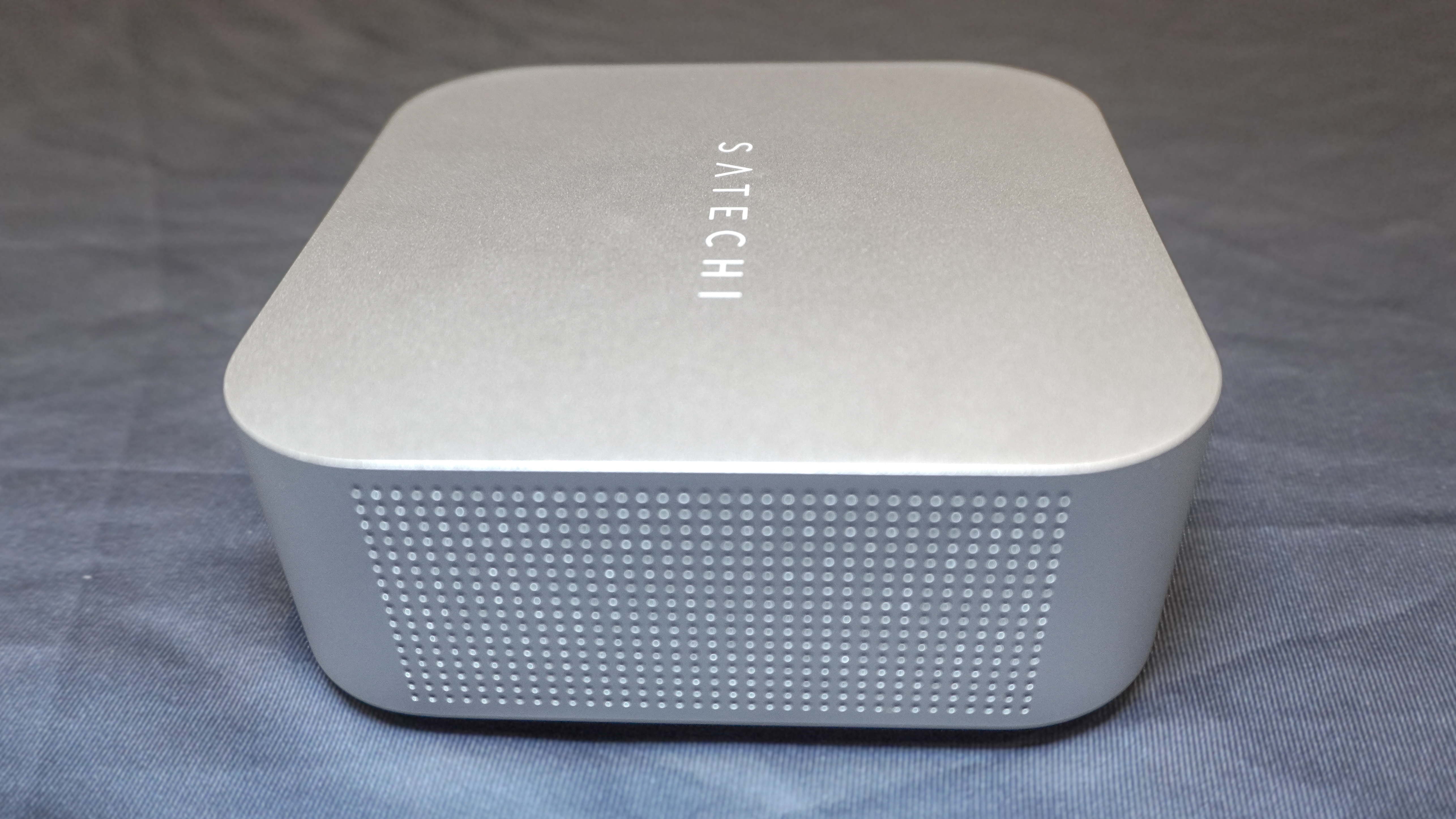 Οι πλαϊνοί αεραγωγοί στο Satechi CubeDock