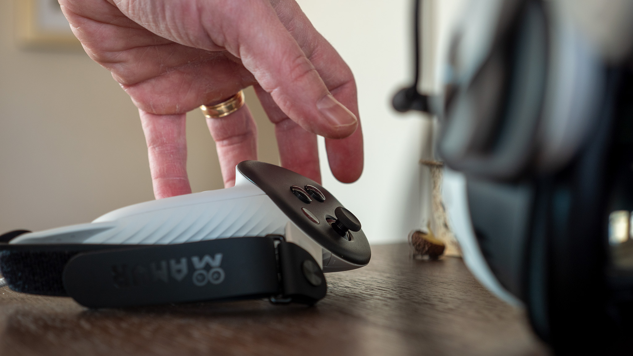 Πιάστε ένα χειριστήριο Meta Quest 3 που έχει προσαρτημένες λαβές AMVR