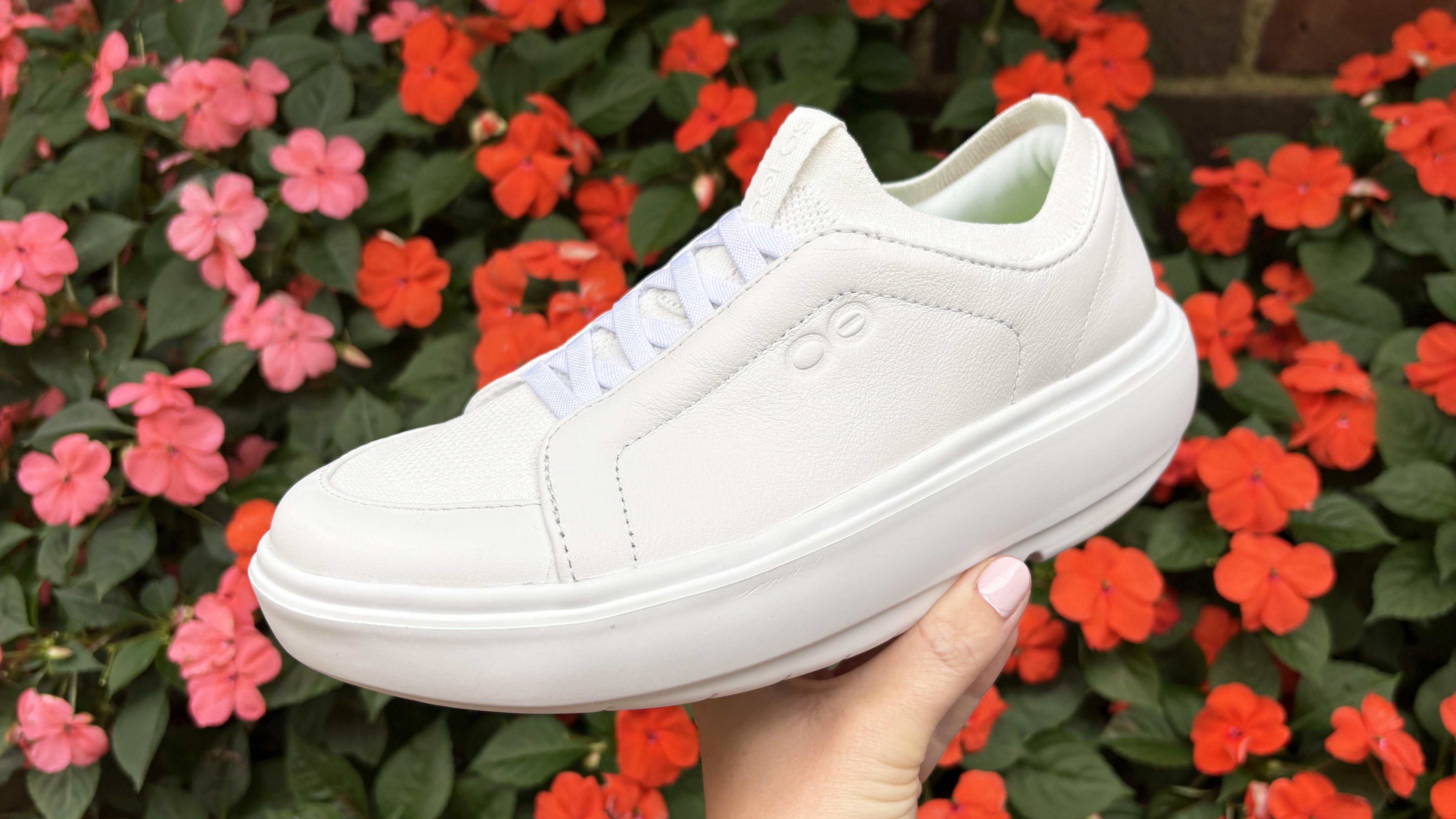 φωτογραφία των παπουτσιών αποκατάστασης Oofos OOmg+ Club