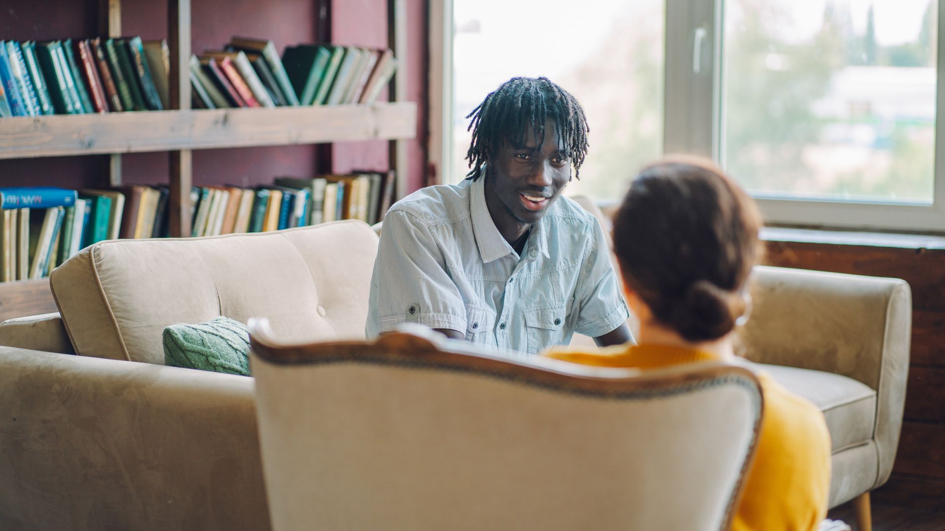 Ένας άντρας που μιλά σε μια γυναίκα σύμβουλο στη θεραπεία για τα προβλήματα ύπνου του
