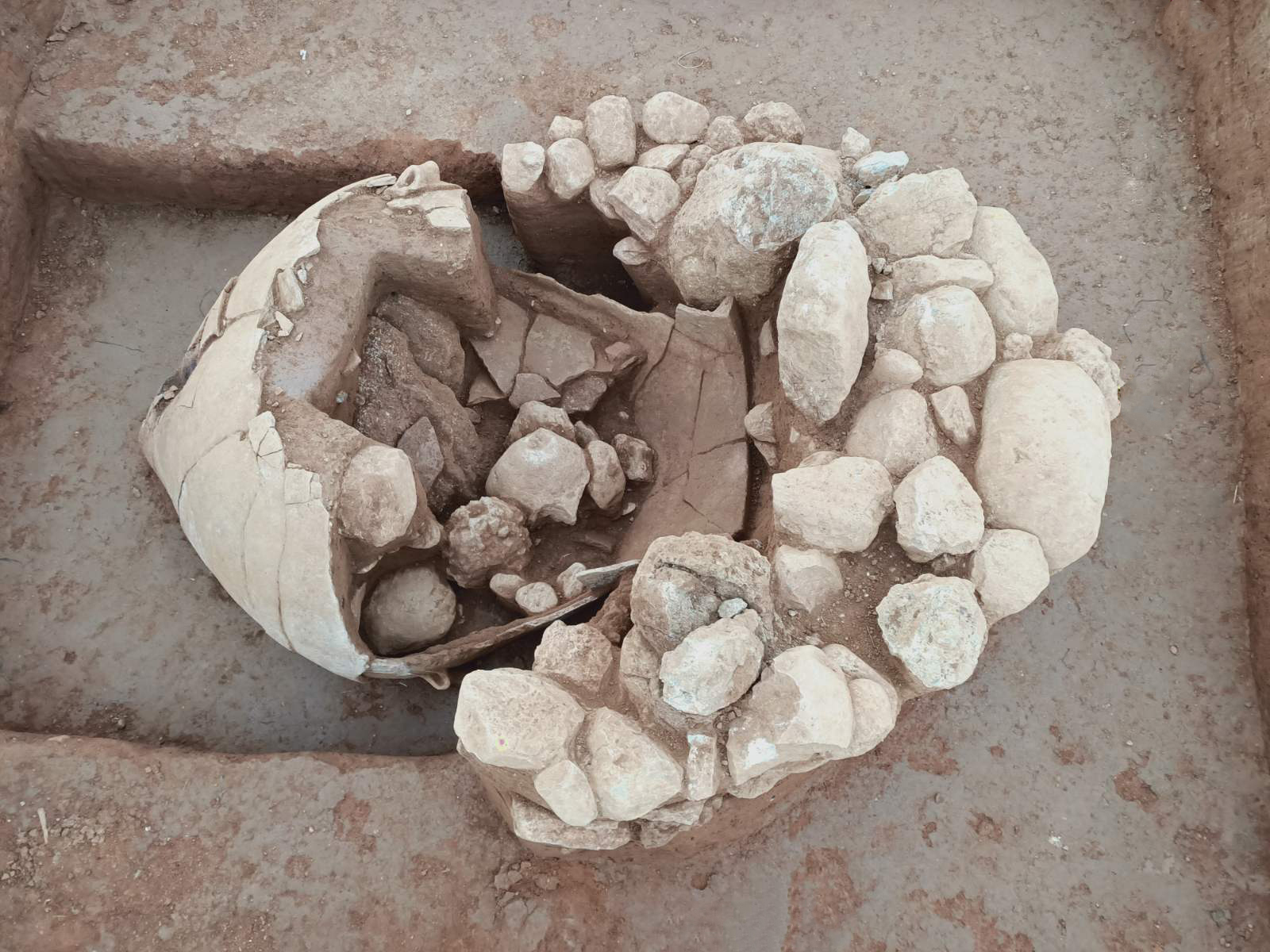 Προϊστορική ταφή σε πίθο στη Ραφήνα αποκαλύπτει μυστικά Προϊστορική ταφή σε πίθο στη Ραφήνα αποκαλύπτει μυστικά