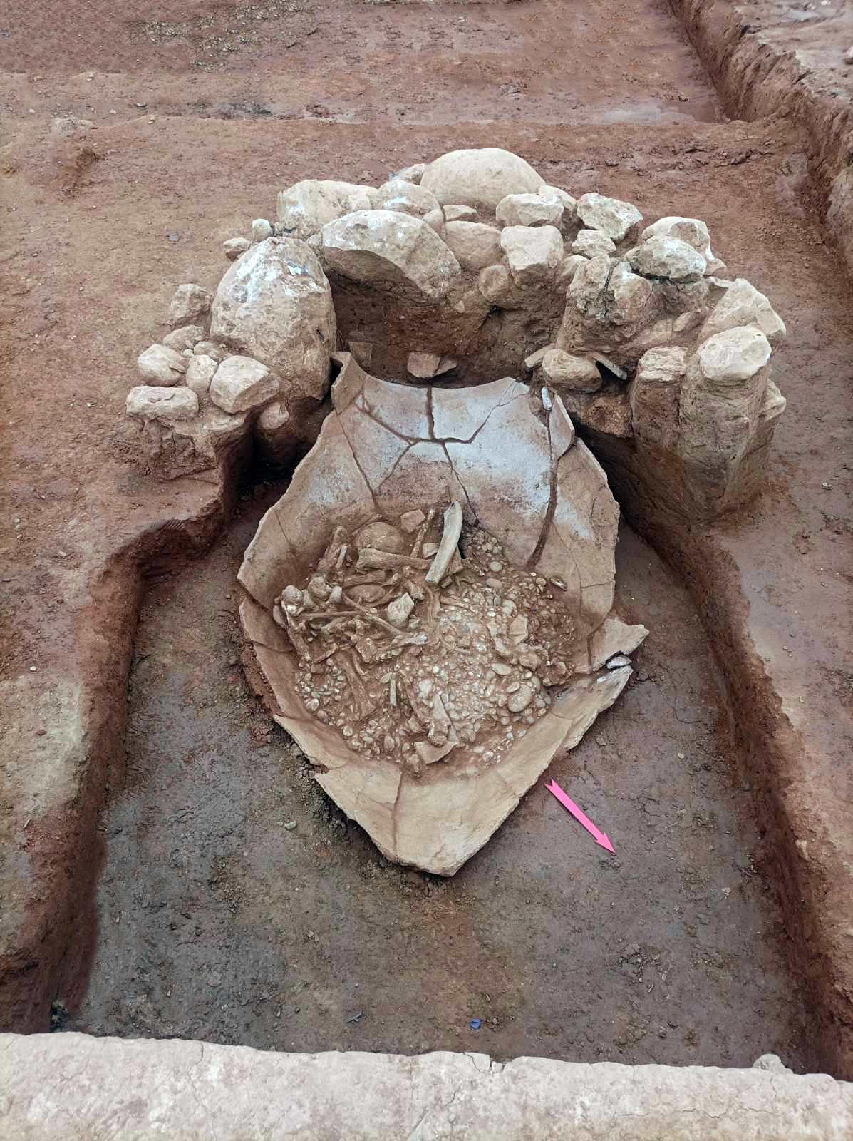 Προϊστορική ταφή σε πίθο στη Ραφήνα αποκαλύπτει μυστικά Προϊστορική ταφή σε πίθο στη Ραφήνα αποκαλύπτει μυστικά