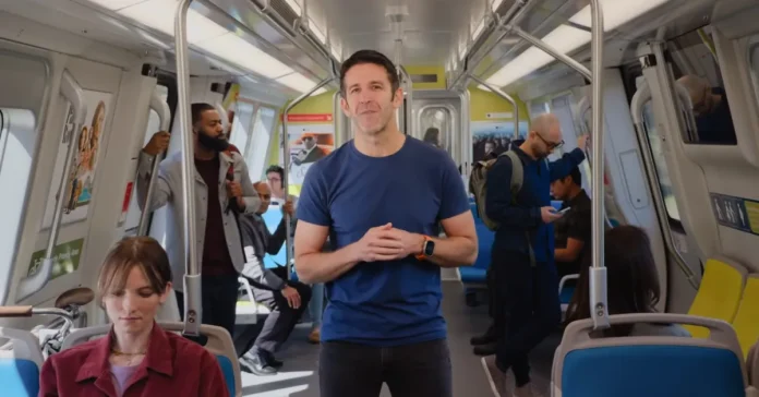 Ο John Ternus θα μπορούσε να δανειστεί από το playbook της Microsoft για να αναζωογονήσει την Apple