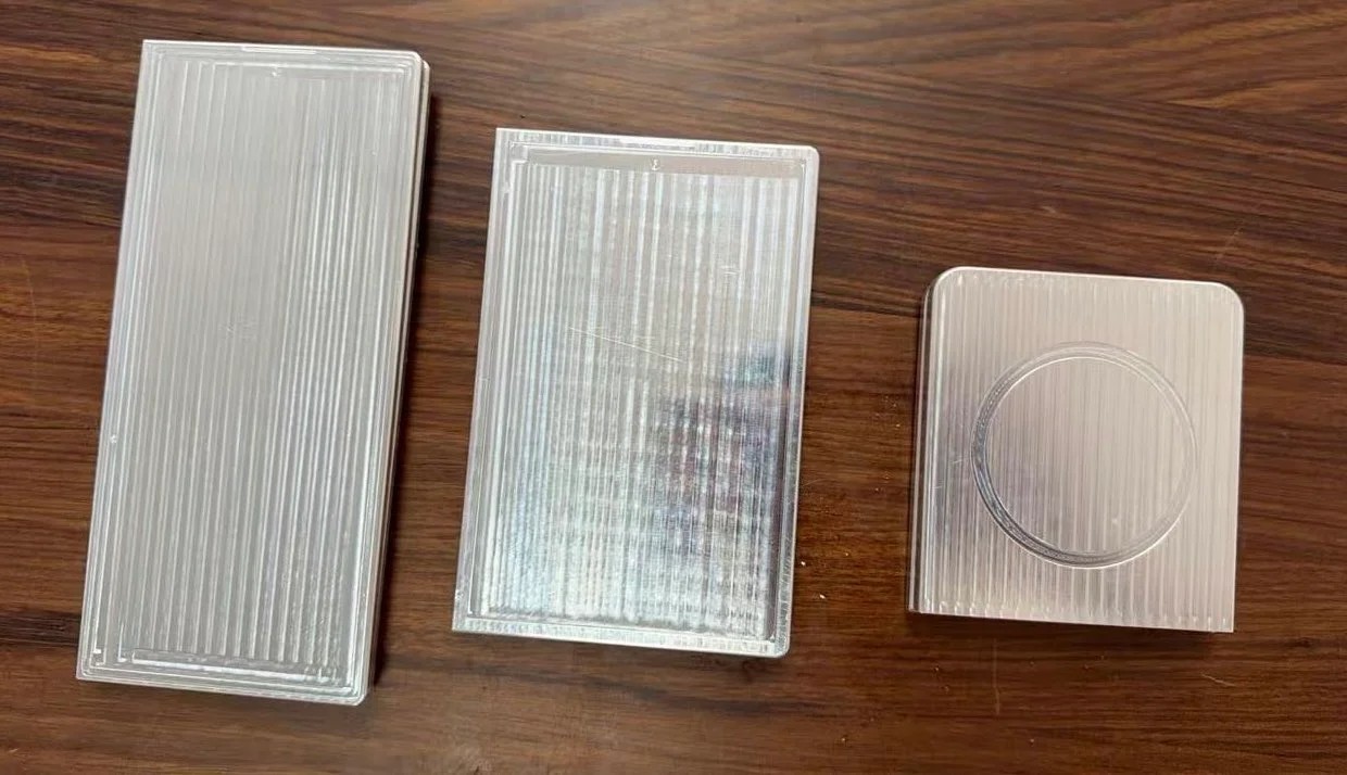 υποτιθέμενες συσκευές samsung galaxy z fold 8 ευρύ, galaxy z fold 8, galaxy z flip 8 εικονικές μονάδες ή πρωτότυπα σχεδιασμού που εμφανίζονται κλειστά