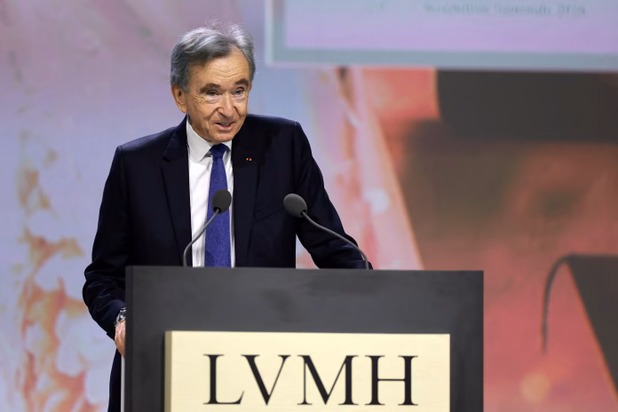 Μπερνάρ Αρνό: «Ο πόλεμος μπορεί να τινάξει την παγκόσμια οικονομία στον αέρα» -