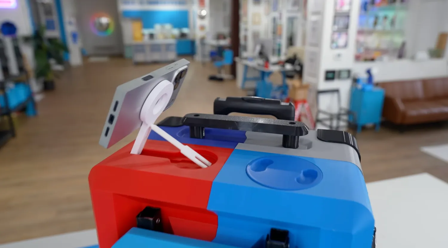 Τρισδιάστατη εκτυπωμένη βαλίτσα με εξάρτημα τηλεφώνου MagSafe