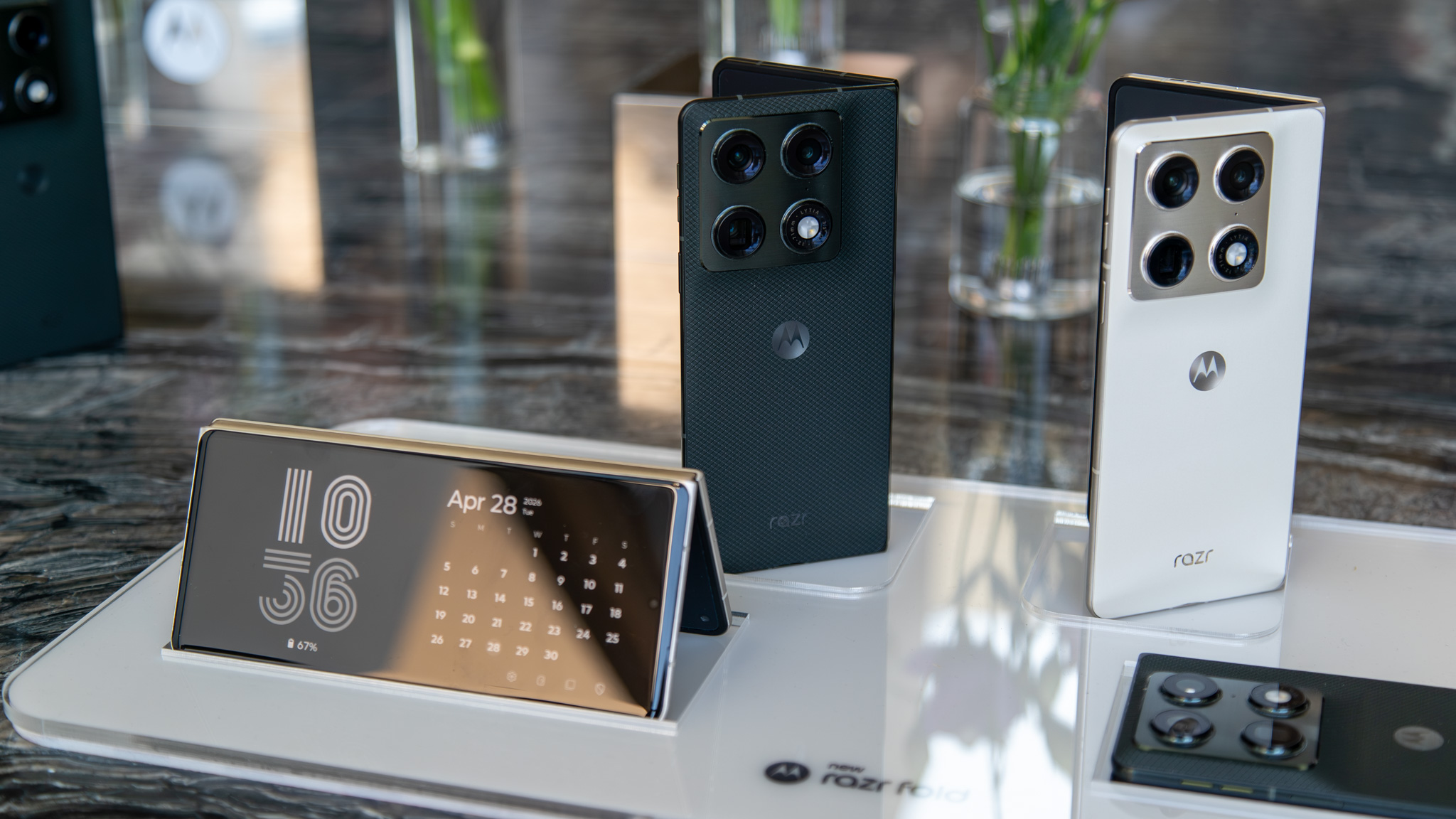 Πολλαπλές διπλώσεις Motorola Razr σε διάφορες θέσεις